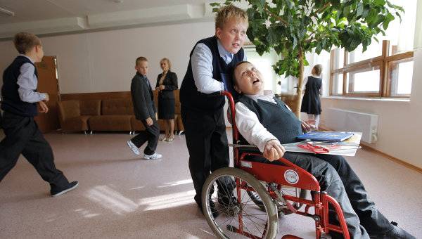 Ученик и его друг на инвалидной коляске