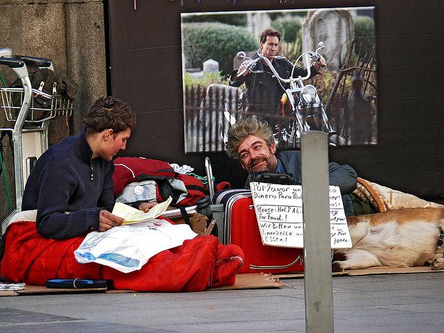 Два бездомных мужчины на улице